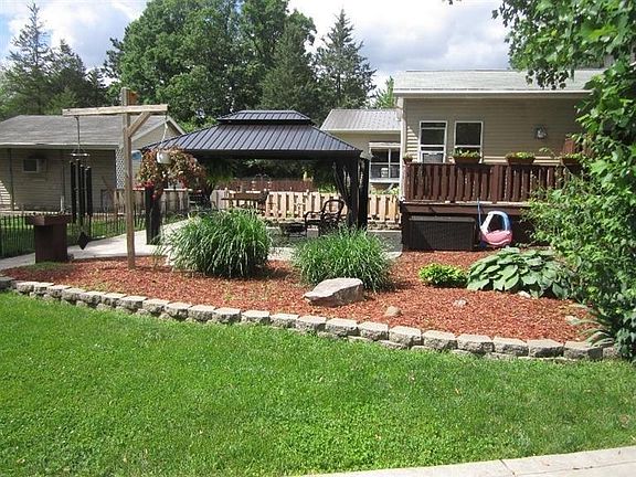 Gorgeous back yard patio area.