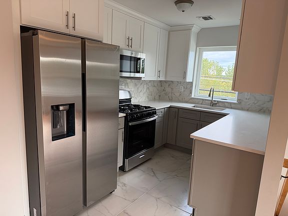 4th image of 492 Doane Ave #2
