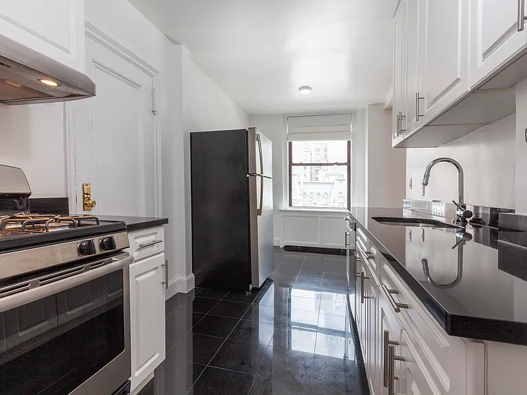 215 Madison Ave #3D — Photo 4