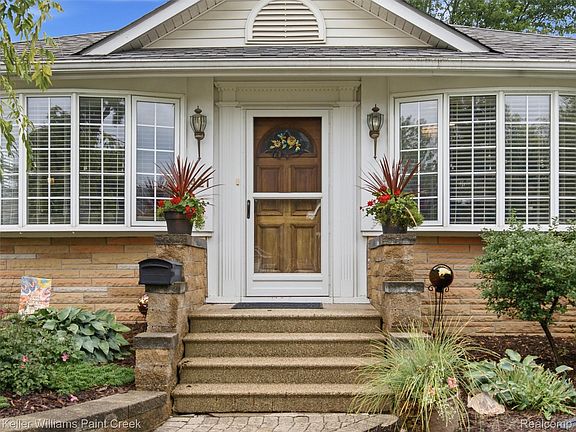 3rd image of 421 N Castell Ave