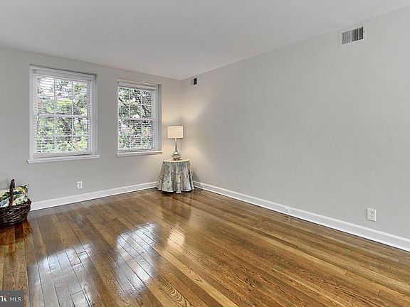 4th image of 2961 Columbus St #B1