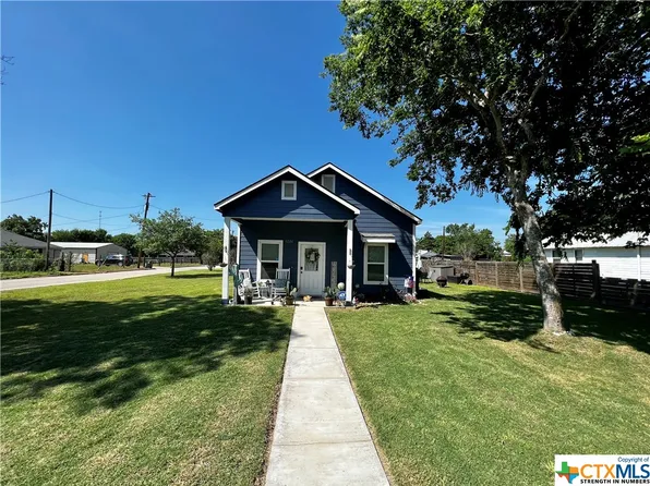 1324 E Fannin St, Luling, TX 78648
