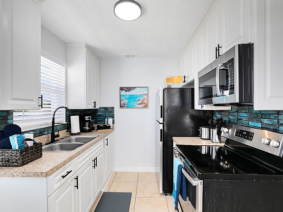 3rd image of 1031 Park Dr #25