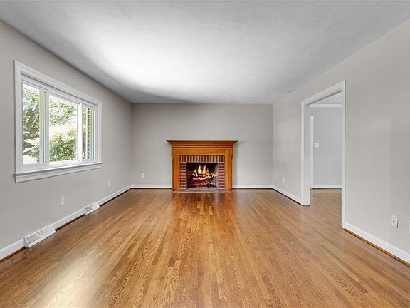 4th image of 11 Timberline Cres