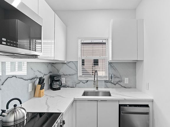 3rd image of 927 S Howard Ave #14