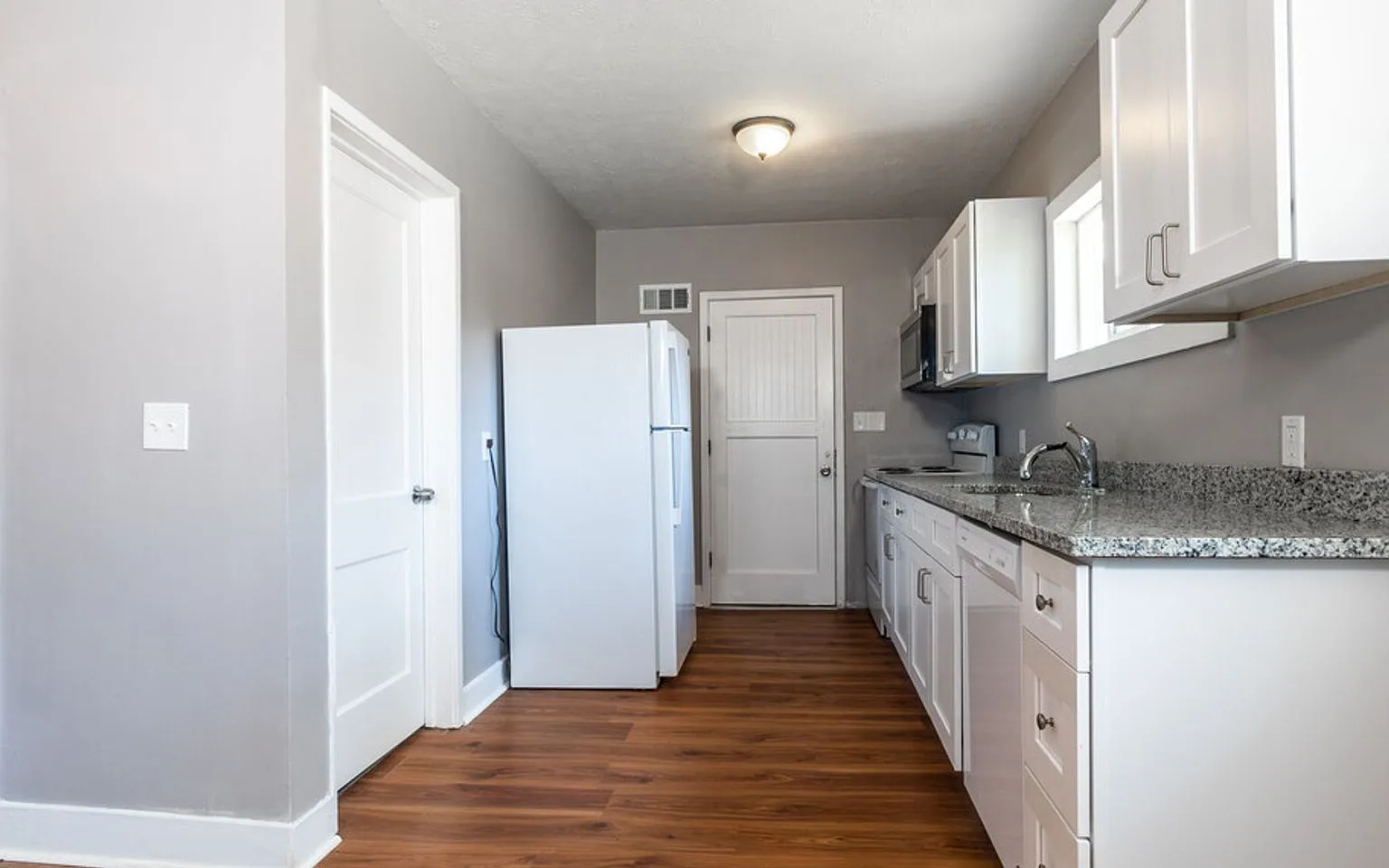 2BD/1BA Single Family Home won't be available for long! — Photo 4
