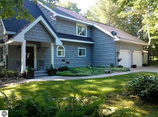 9337 Point Lookout Dr, Cadillac, MI 49601