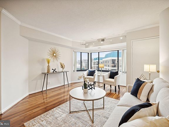 3rd image of 900 N Stafford St APT 2014
