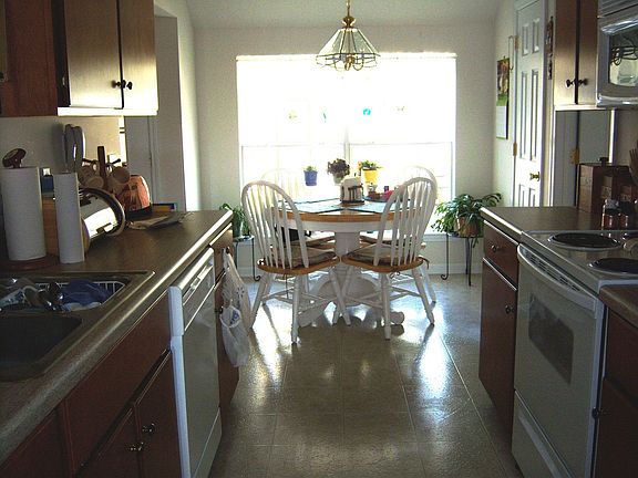 Equipped Kitchen w/ breakfast area