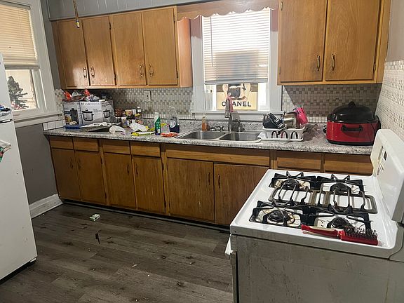 5th image of 3738 Euclid Ave