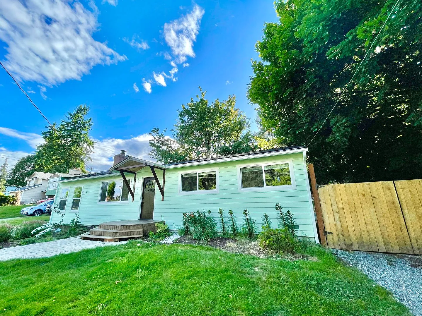 Beautifully 3-Bedroom Home with Large Covered Deck in Lynnwood — Photo 2