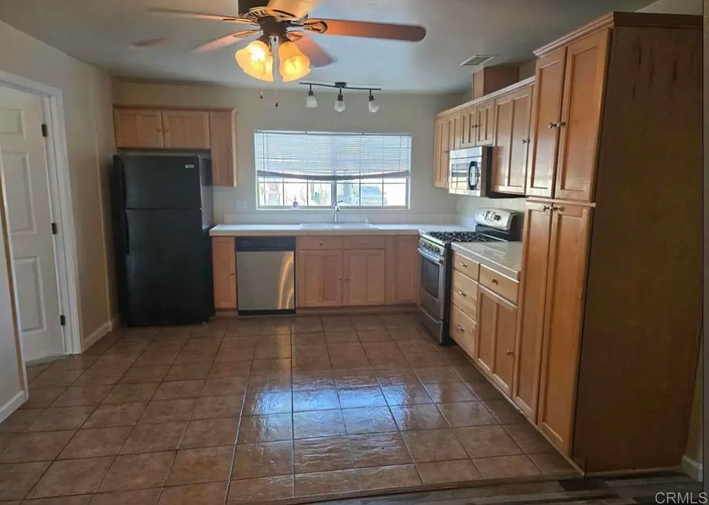 4 bed, 1400 sqft, $4,000 — Photo 4
