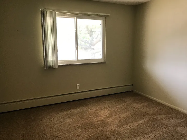 Holland Gardens Apartments — Photo 39