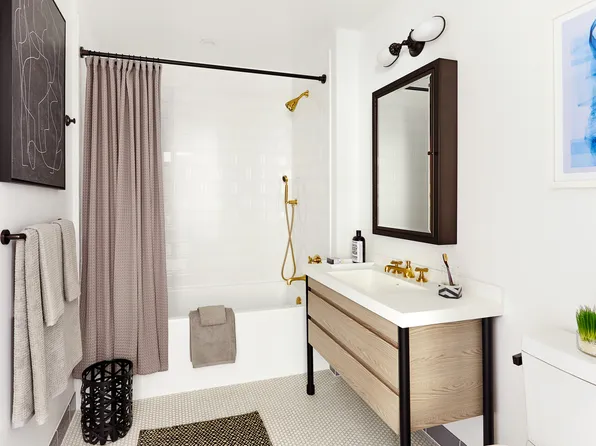 30-02 39th Avenue image 5 of 8