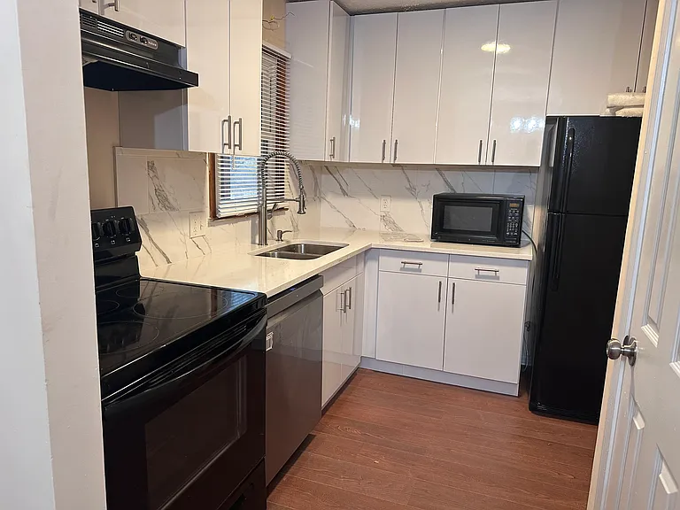 1002 Carla Pl — Photo 2