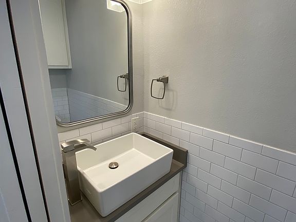 Guest 1/2 bath