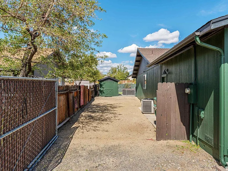 1380 Patricia Dr — Photo 7