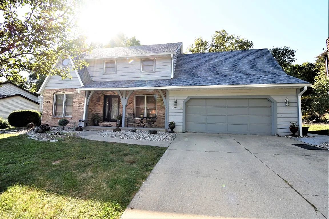 2019 Greenbrier Dr photo 1