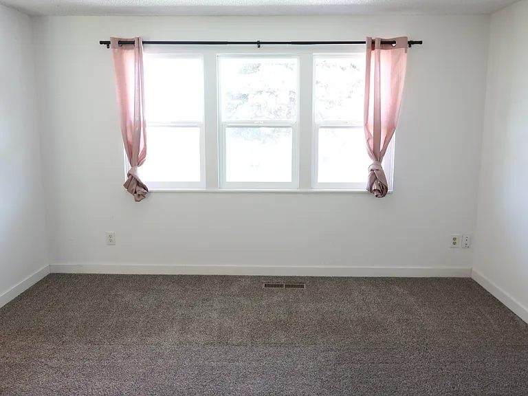 220 Pierce Ave — Photo 4