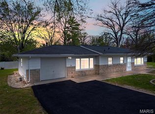 4215 Leonard Dr, Saint Louis, MO 63128