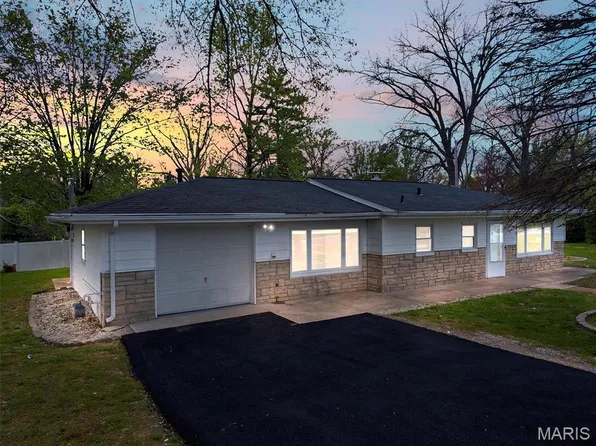 4215 Leonard Dr, Saint Louis, MO 63128