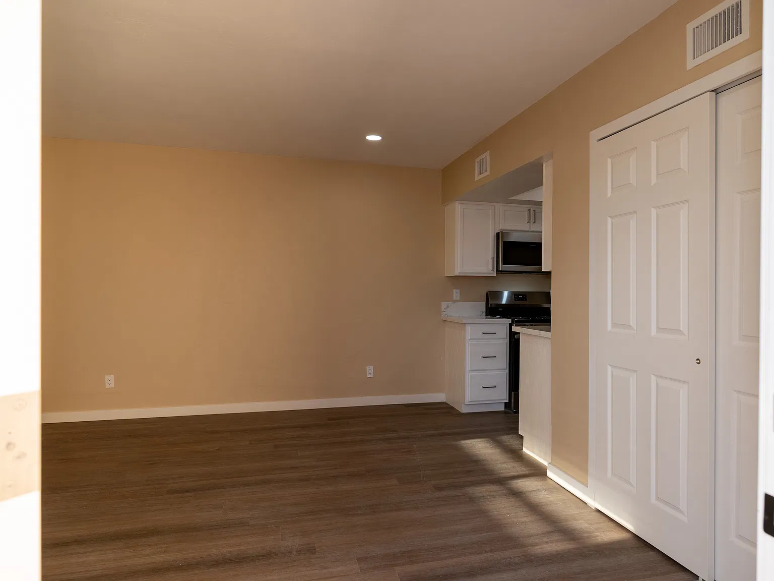 2 bed, 1087 sqft, $1,350 — Photo 4