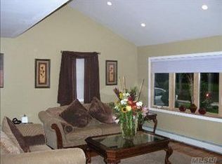 95 Flower Rd, Valley Stream, NY 11581