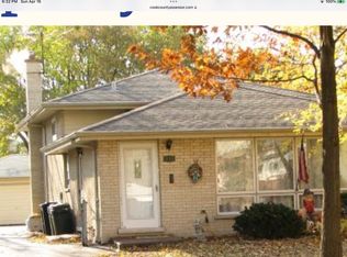 393 Herrick Rd, Riverside, IL 60546