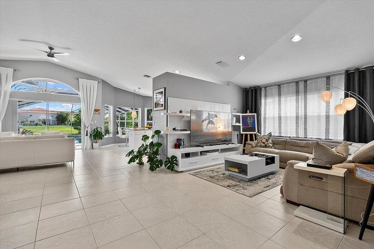 3 bed, 2.0 bath, 1943 sqft, $9,000 — Photo 1
