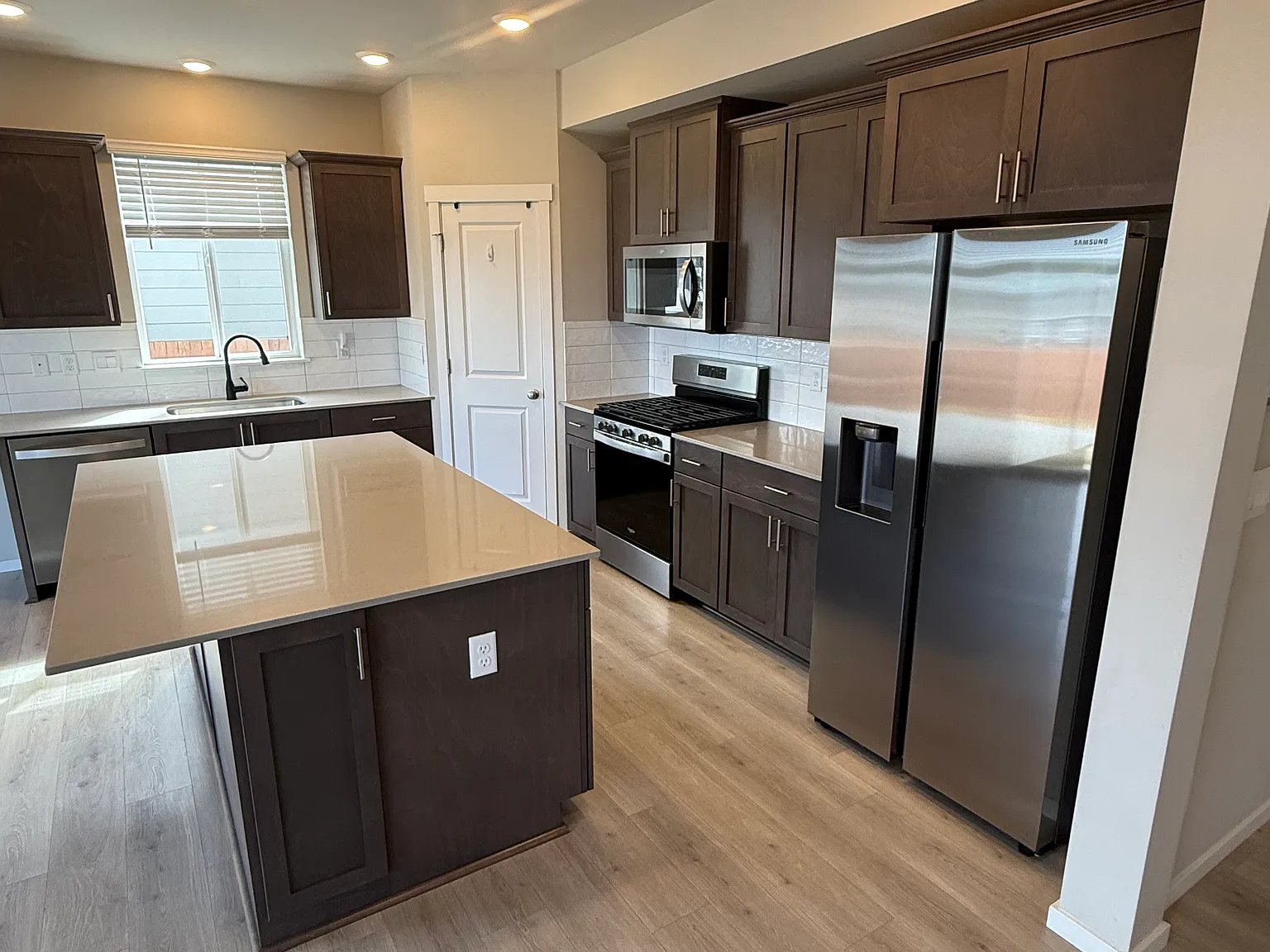 5 bed, 2.5 bath, 2379 sqft, $3,100 — Photo 4