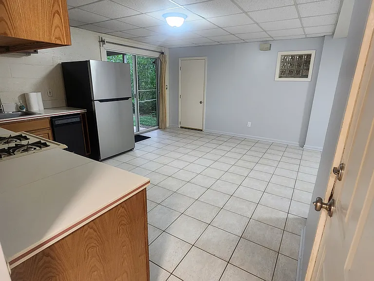 927 Hawthorne St #A — Photo 8