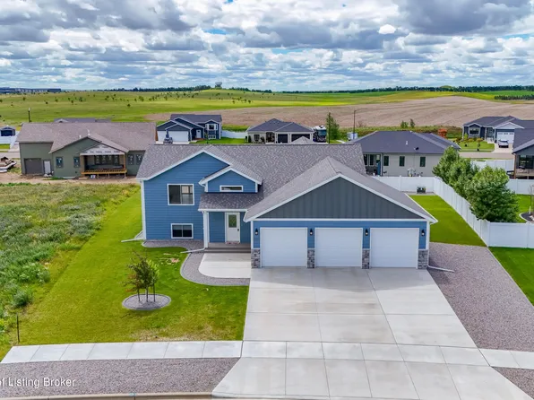 3403 Shamrock Loop, Dickinson, ND 58601
