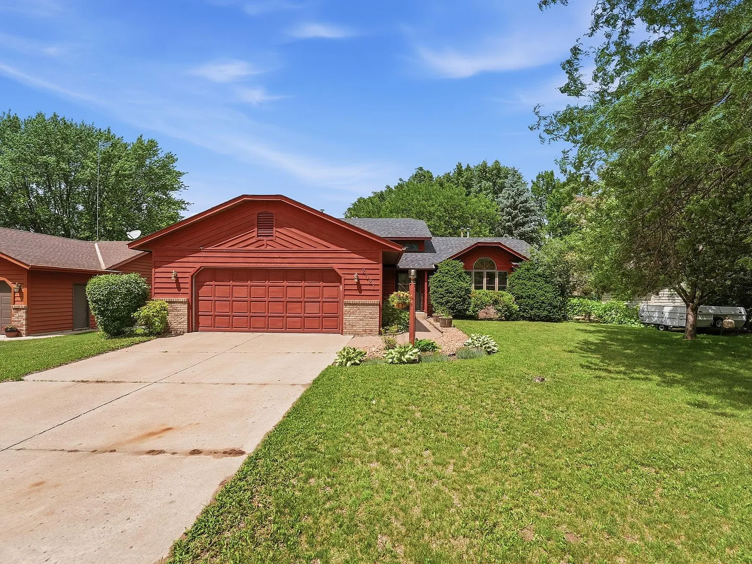 3 bed, 2.0 bath, 2336 sqft, $2,100 — Photo 2
