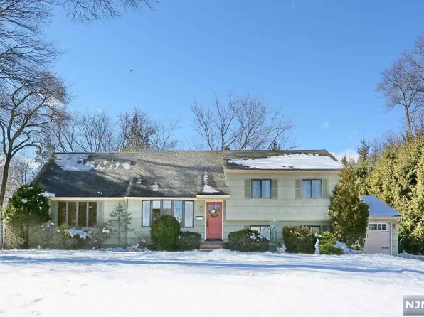 51 Durante Rd, Waldwick, NJ 07463