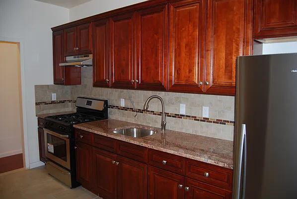 Rented by Halvatzis Realty | media 2