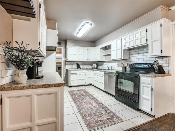223 E 14th St, Edmond, OK 73034