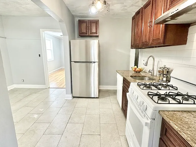 352 E 7th Ave — Photo 7