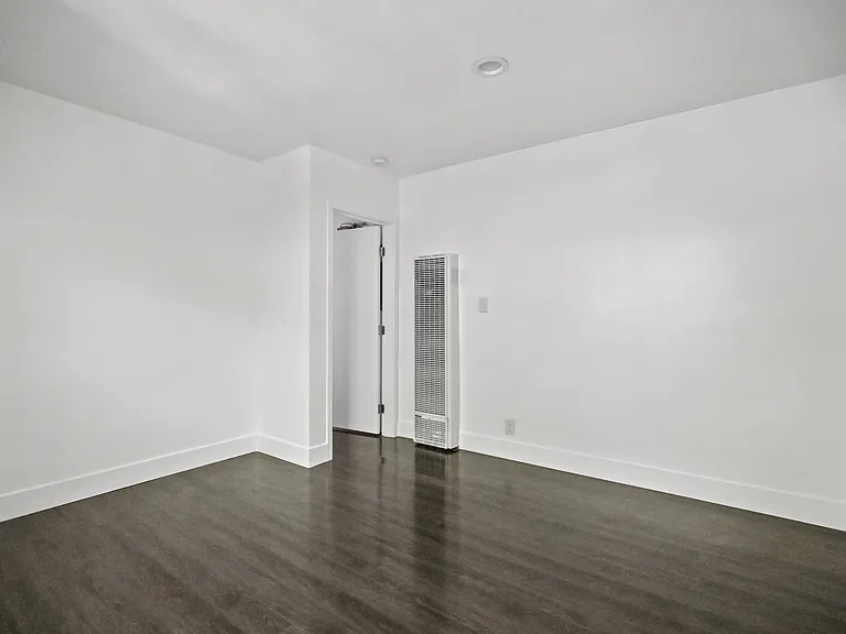 1321 W 36th Pl #2 — Photo 8