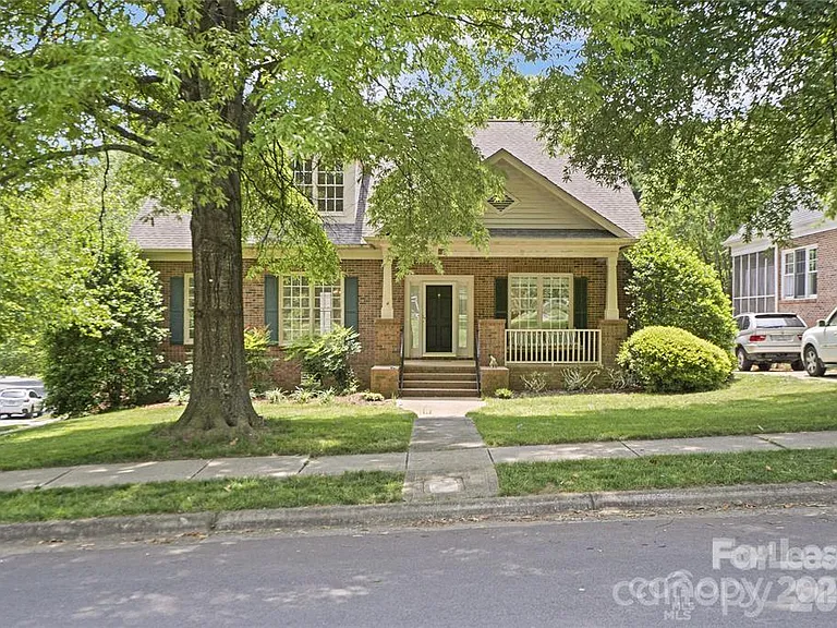 112 McConnell Dr — Photo 2