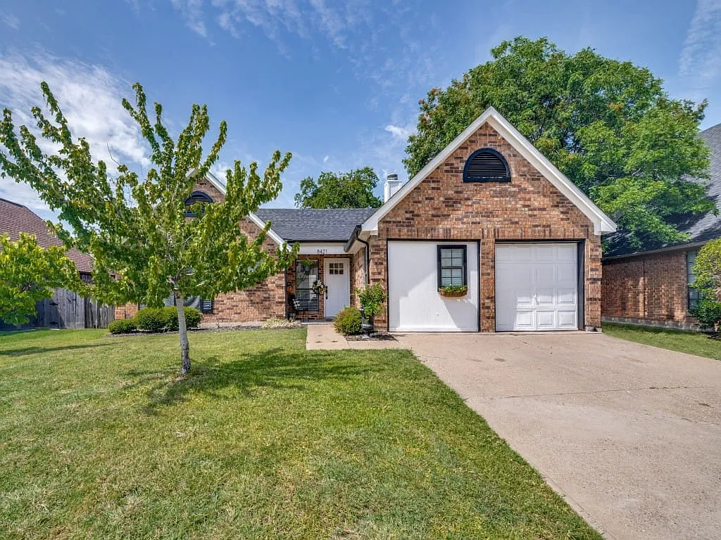 3 bed, 2.0 bath, 1736 sqft, $2,300 — Photo 2