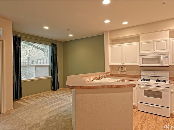 Beautiful, bright and meticulously maintained condo.