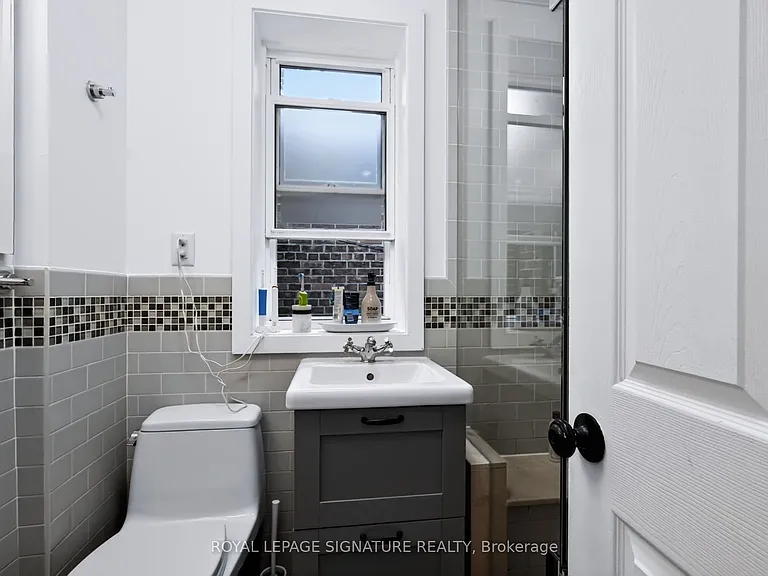 37 Strathcona Ave — Photo 22