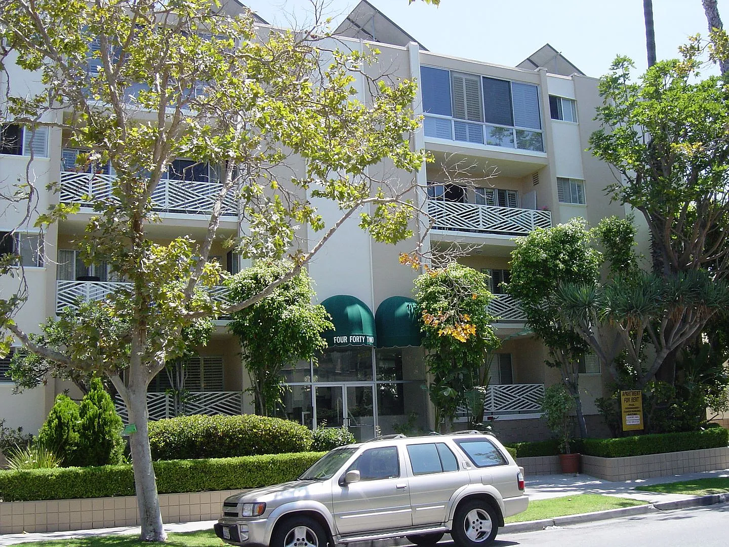 617 Rexford Apartments — Photo 2