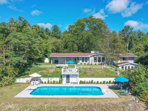 55811 Davis Ln, Dowagiac, MI 49047