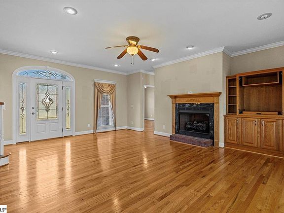 4th image of 9 Darby Hill Ln