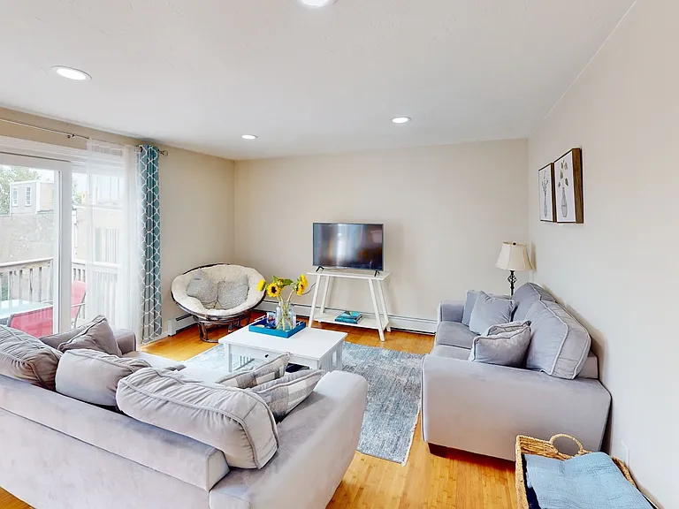 324 W 3rd St #2 — Photo 8