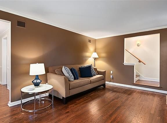 4th image of 2909 W 73rd St