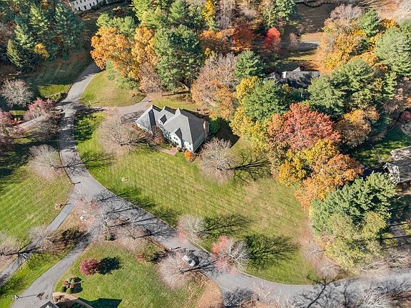 2nd image of 32 Cider Hill Ln