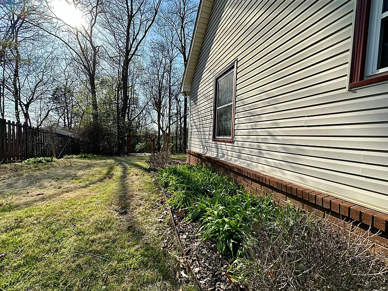 141 Victoria Dr — Photo 32