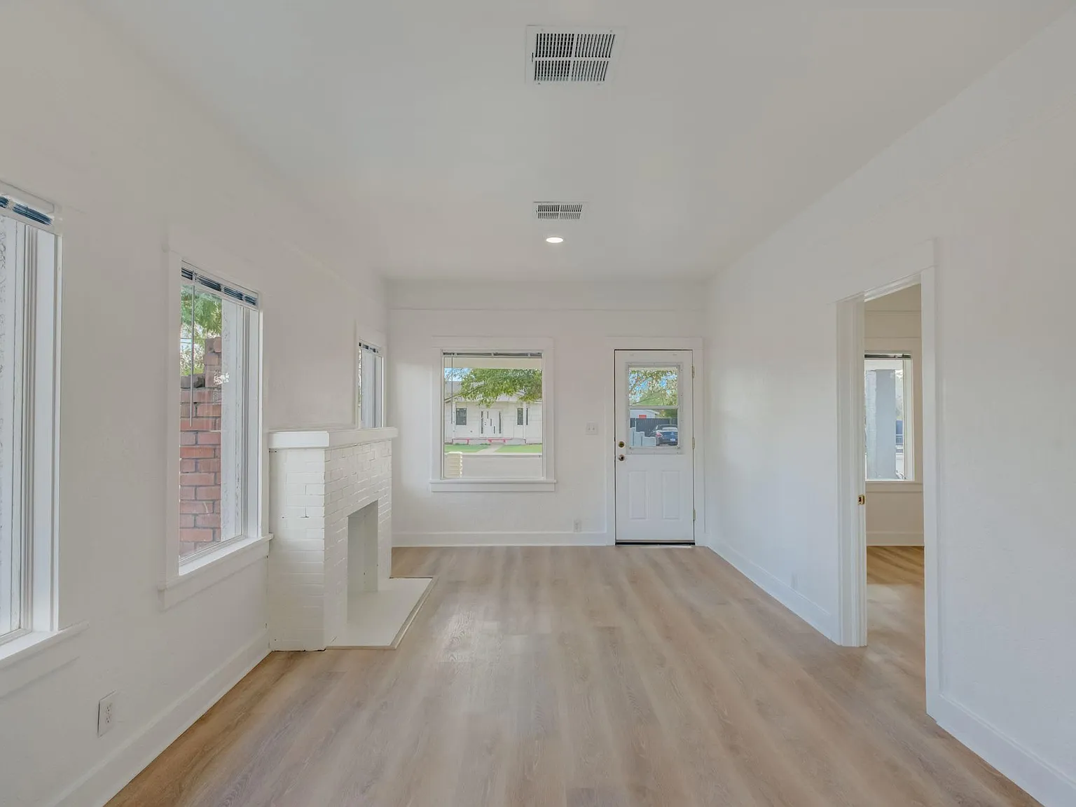2 bed, 1047 sqft, $2,150 — Photo 4